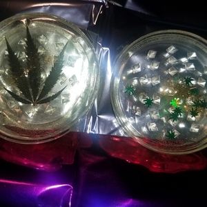 Real Leaf Inside Resin Grinder!